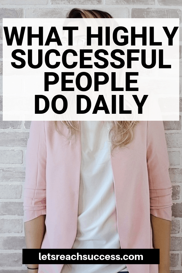 签出8个有力的习惯和成功人士的实践，帮助他们在他们的比赛之上，一直看到进度。#successfulpeoplehabits #productivitytips #successhabits #lifeadvice #dailyroutineforwomen #successmindset