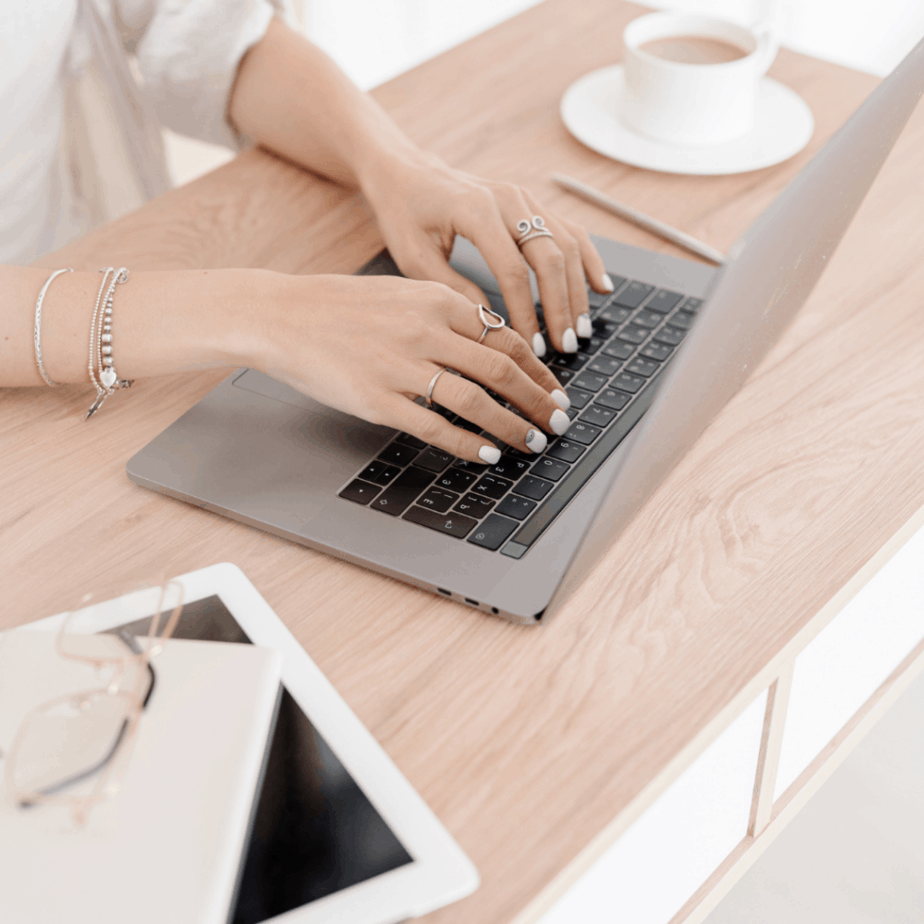 在家工作的女人用笔记本电脑喝咖啡